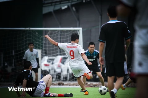 Đội bóng Báo điện tử VietnamPlus (áo trắng) trong giải đấu. (Ảnh: Minh Sơn/Vietnam+)