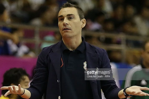 Huấn luyện viên Rodrigo của Futsal Nhật Bản bàng hoàng sau thất bại. (Ảnh: FIFA)