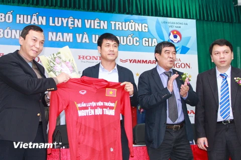 Hữu Thắng chính thức nhận chức bên cạnh dàn lãnh đạo Liên đoàn Bóng đá Việt Nam. (Ảnh: Minh Đăng/Vietnam+) 