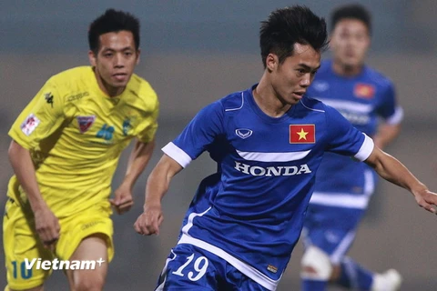 Văn Toàn (áo xanh) là một trong bốn cầu thủ của Hoàng Anh Gia Lai đá chính trận này. (Ảnh: Đỗ Đen/Vietnam+)