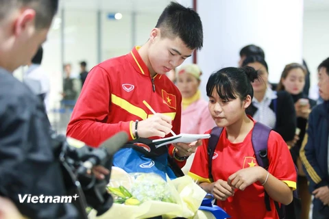 Duy Mạnh (áo đỏ) là một trong những cầu thủ Việt Nam được hâm mộ nhất hiện nay. (Ảnh: Hiếu Lương/Vietnam+)