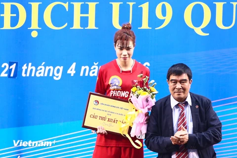 Đội trưởng Lê Thị Cúc giành giải Cầu thủ xuất sắc nhất giải. (Ảnh: Minh Chiến/Vietnam+)