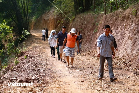 Đoàn khảo sát từ Hà Nội cùng lãnh đạo thôn Đồng Mậm kiểm tra con đường hôm 9/5. (Ảnh: Minh Chiến/Vietnam+)