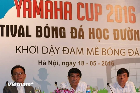 Phó Chủ tịch VFF Nguyễn Xuân Gụ (giữa) tại cuộc họp báo của Yamaha. (Ảnh: Đăng Huỳnh/Vietnam+)