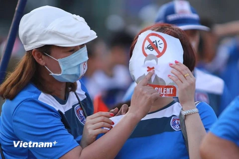 Cổ động viên Than Quảng Ninh bỏ trống khán đài B sân Cẩm Phả để phản đối lệnh cấm sử dụng loa đài của VPF đưa ra. (Ảnh: Đăng Huỳnh/Vietnam+)