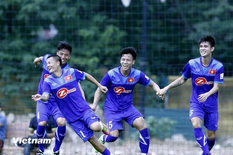 Các tuyển thủ Việt Nam chơi trò đuổi bắt. Buổi tập đầu tiên của đội diễn ra khá vui vẻ, nhẹ nhàng và thoải mái. (Ảnh: Vi Khánh/Vietnam+)