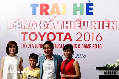 Hồng Sơn chụp ảnh lưu niệm trong buổi họp báo công bố sự kiện của Toyota. (Ảnh: Minh Chiến/Vietnam+)