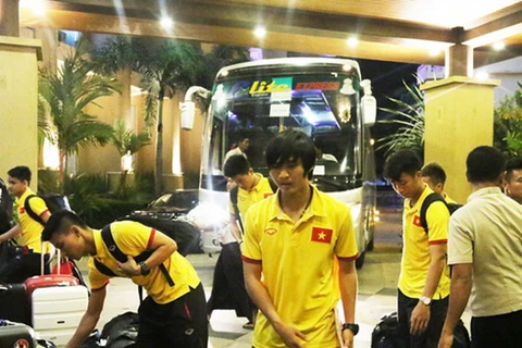 Đội tuyển Việt Nam có mặt ở khách sạn Yangon Hotel vào khoảng 20 giờ 30 phút tối qua. (Ảnh: VFF)