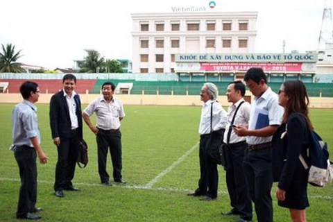 Đoàn công tác VPF đến kiểm tra một sân bóng ở V-League. (Ảnh: VPF)