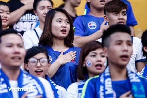 Cổ động viên Hoàng Anh Gia Lai hát quốc ca trong trận đấu tại vòng 12 tối qua. (Ảnh: Minh Chiến/Vietnam+)
