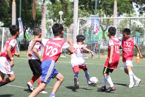 Một em nhỏ tự tin đi bóng thể hiện tại vòng sơ tuyển Trại Hè khu vực Đà Nẵng. (Ảnh: Ban tổ chức cung cấp)