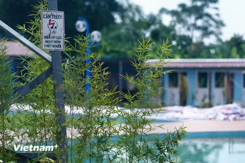Bể bơi trái phép dưới đường điện cao thế ở Quốc Oai. (Ảnh: Minh Chiến/Vietnam+)