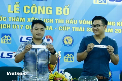 Các phóng viên đại diện báo chí bốc thăm chia bảng giải vô địch U17 quốc gia 2016. (Ảnh: Minh Chiến/Vietnam+)