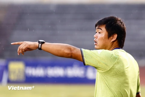 Huấn luyện viên trưởng đội bóng nữ Sơn La Lường Văn Chuyên năm nay mới tròn 29 tuổi. (Ảnh: Minh Chiến/Vietnam+)