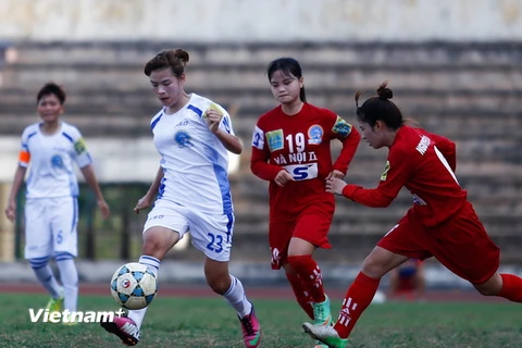 Trận hòa với Hà Nội II (áo đỏ) đã mang về cho Sơn La điểm số đầu tiên trong lịch sử ở giải vô địch nữ quốc gia. (Ảnh: Minh Chiến/Vietnam+)