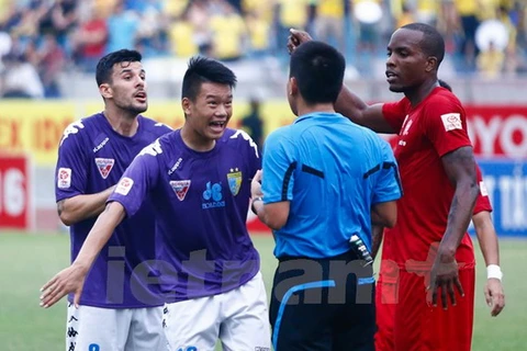 FLC Thanh Hóa, Sông Lam Nghệ An, Hà Nội T&T... là những đội đã phải chịu tổn thất vì sai lầm của trọng tài tại V-League 2016. (Ảnh: Minh Chiến/Vietnam+)
