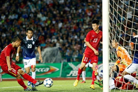 Khắc Khiêm (áo đỏ) ghi bàn duy nhất đưa U16 Việt Nam vào chung kết. (Ảnh: VFF)