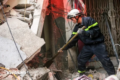 Đội cứu hộ đã phải đào bới từng viên gạch bằng tay không và các công cụ thô sơ. (Ảnh: Minh Sơn/Vietnam+)