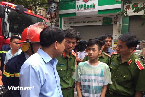 Chủ tịch Ủy ban nhân dân Thành phố Hà Nội Nguyễn Đức Chung trực tiếp có mặt chỉ đạo ở hiện trường. (Ảnh: PV/Vietnam+)