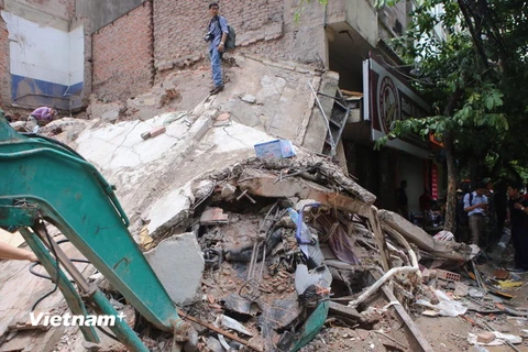 Toàn cảnh vụ sập nhà 43 Cửa Bắc. (Ảnh: Minh Sơn/Vietnam+)