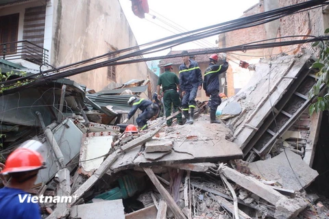 Toàn cảnh ngôi nhà 4 tầng bị sập ở Cửa Bắc. (Ảnh: Minh Sơn/Vietnam+)
