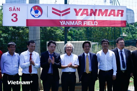 Quan chức Liên đoàn dự lễ ra mắt tên sân tập chính Yanmar Field. (Ảnh: Minh Chiến/Vietnam+)