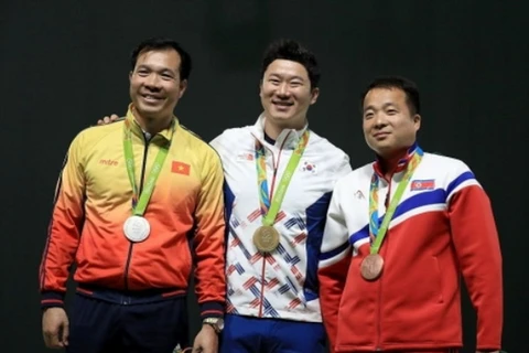 Hoàng Xuân Vinh (trái) phải chịu nhiều áp lực từ đối thủ Hàn Quốc Jin Jong Oh (giữa). (Ảnh: Rio 2016)