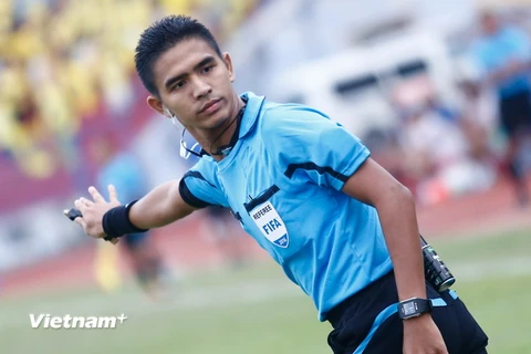 Trọng tài người Malaysia Muhammad Nazmi Bin Nasaruddin đã trở thành trọng tài ngoại đầu tiên bắt chính tại V-League trong mùa giải này. (Ảnh: Minh Chiến/Vietnam+)