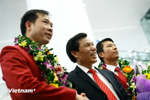 Bộ trưởng Nguyễn Ngọc Thiện (giữa) bên cạnh người hùng bắn súng Việt Nam Hoàng Xuân Vinh. (Ảnh: Minh Chiến/Vietnam+)