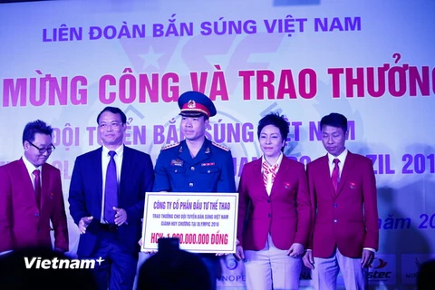 Xạ thủ Hoàng Xuân Vinh trong buổi lễ mừng công và trao thưởng hôm 23/8. (Ảnh: Minh Chiến/Vietnam+)