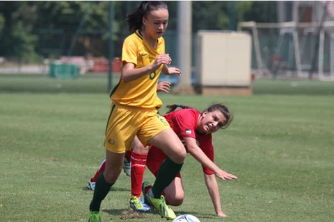 U16 Australia (áo vàng) là đội mạnh nhất tại bảng D vòng loại giải U16 nữ châu Á 2017. (Ảnh: VFF)