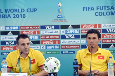 Huấn luyện viên Bruno Garcia và Nguyễn Bảo Quân ở buổi họp báo trước trận. (Ảnh: VFF)