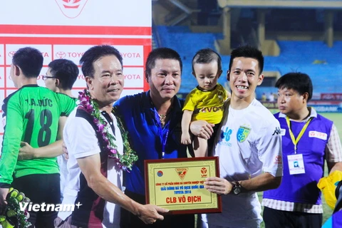 Huấn luyện viên Chu Đình Nghiêm (áo xanh) có cơ hội đoạt cú đúp danh hiệu ngay trong mùa cầm quân đầu tiên. Phía trước ông là hai trận chung kết Cúp quốc gia. (Ảnh: Hiếu Lương/Vietnam+)