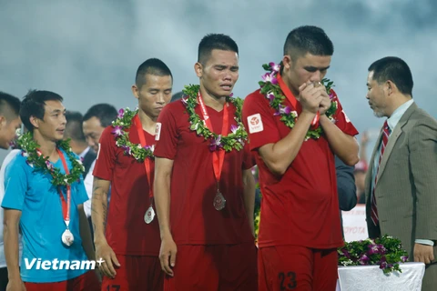 Lê Văn Thắng (áo đỏ, giữa) lần thứ hai giành danh hiệu Vua phá lưới nội với 11 bàn. (Ảnh: Minh Chiến/Vietnam+)