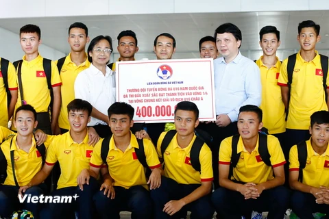U16 Việt Nam chụp ảnh lưu niệm tại sân bay Nội Bài. Cũng tại đây, đội tuyển đã nhận thưởng 400 triệu đồng cho chiến tích lọt vào tứ kết Giải U16 châu Á 2016. (Ảnh: Minh Chiến/Vietnam+)