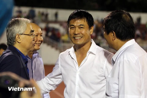 Hữu Thắng nhận lời chúc mừng từ các lãnh đạo Liên đoàn bóng đá Việt Nam.