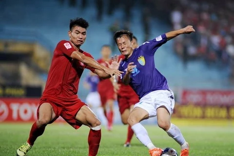 Quang Huy (áo đỏ) là một cái tên đầy bất ngờ của huấn luyện viên Hữu Thắng. (Ảnh: VFF)