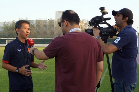 Huấn luyện viên Hoàng Anh Tuấn trả lời truyền thông quốc tế trong buổi tập sáng hôm qua. (Ảnh: VFF)
