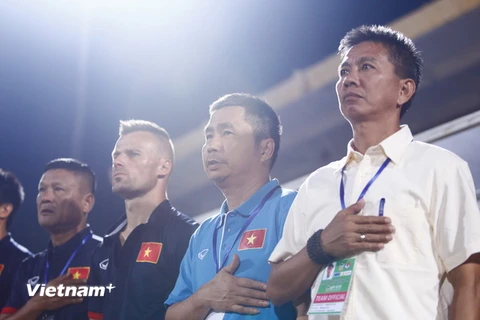 Huấn luyện viên Hoàng Anh Tuấn (ngoài cùng bên phải) tự hào vì thành tích lịch sử của U19 Việt Nam. (Ảnh: Minh Chiến/Vietnam+)