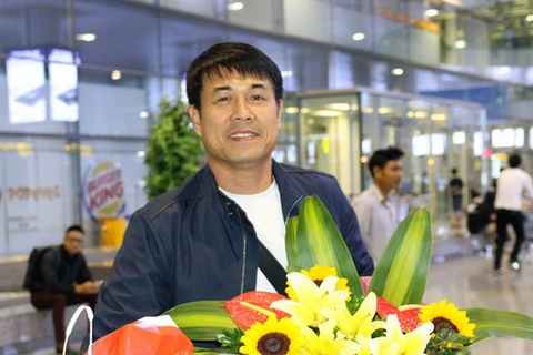 Huấn luyện viên Hữu Thắng và tuyển Việt Nam trở về Nội Bài đêm qua sau chuyến bay dài bốn tiếng. (Ảnh: VFF)