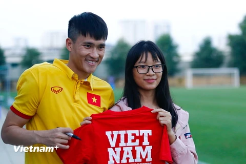 Sáng nay, các báo đồng loạt đưa tin đội trưởng tuyển Việt Nam Lê Công Vinh đã chấm dứt hợp đồng sớm một năm với “Gã nhà giàu” Becamex Bình Dương. (Ảnh: Minh Chiến/Vietnam+)