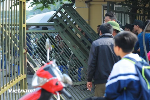 Cổng VFF bị xô đổ bởi một nhóm cổ động viên quá khích. (Ảnh: Thùy Minh/Vietnam+)