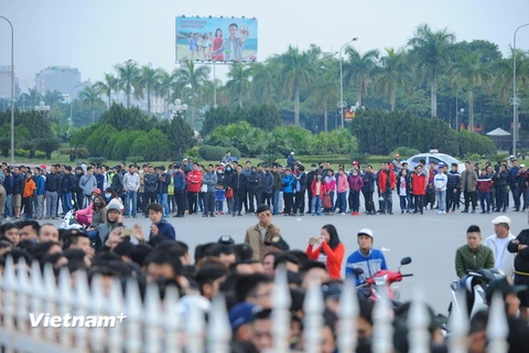 Khoảng 5000 người xếp hàng mua vé xem trận Việt Nam-Indonesia sáng nay (3/12). (Ảnh: Minh Chiến/Vietnam+)
