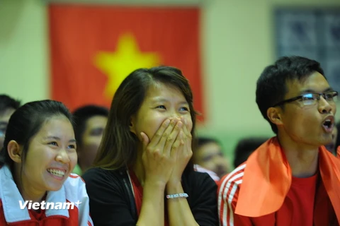 Hàng trăm cổ động viên đã có mặt tại nhà thi đấu Bách Khoa cổ vũ tuyển Việt Nam trong trận bán kết lượt đi gặp Indonesia. (Ảnh: Minh Chiến/Vietnam+)