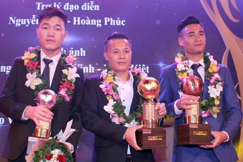 Thành Lương trở thành cầu thủ đầu tiên 4 lần giành Quả bóng Vàng Việt Nam. (Ảnh: Quang Liêm)