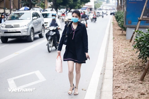 Một thiếu nữ thoải mái đi bộ dưới làn đường dành cho xe buýt nhanh chiều 4/1 ở Láng Hạ. (Ảnh: Minh Chiến/Vietnam+)