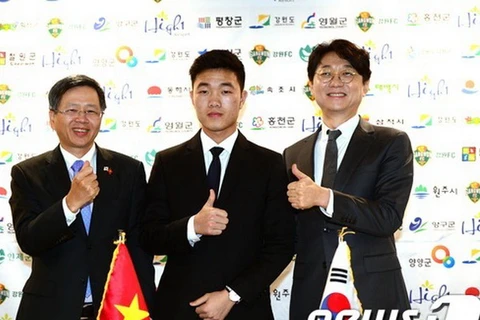 Xuân Trường tươi cười trong ngày chính thức ra mắt Gangwon FC. (Ảnh: Gangwon)