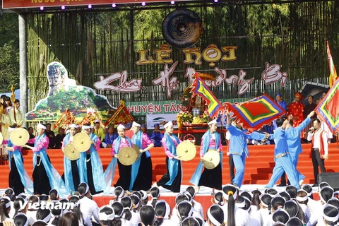 Lễ hội Khai hạ Mường Bi được tổ chức từ ngày 6 - 8 (chính hội ngày mùng 8) tháng Giêng Âm lịch. Đây là lễ hội dân gian thường niên của người Mường Bi Tân Lạc, gắn liền với nền nông nghiệp lúa nước và văn minh Việt cổ. (Ảnh: Huyền Trang/Vietnam+)