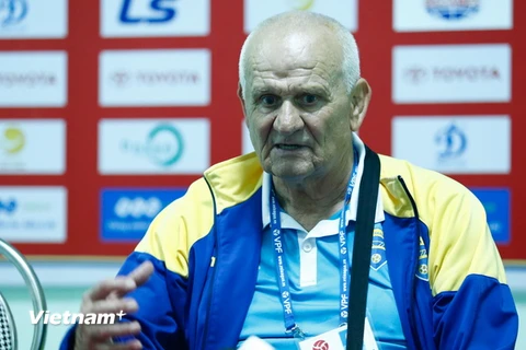 Huấn luyện viên Petrovic cười rạng rỡ khi nói về Thế Dương. (Ảnh: Minh Chiến/Vietnam+)