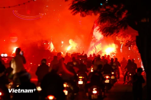 Cổ động viên Hải Phòng diễu hành và đốt pháo sáng bên ngoài sân Lạch Tray sau trận thắng Quảng Nam. (Ảnh: Minh Chiến/Vietnam+)
